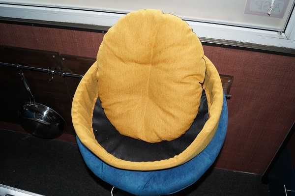 Котешко легло, цвят охра-чисто ново