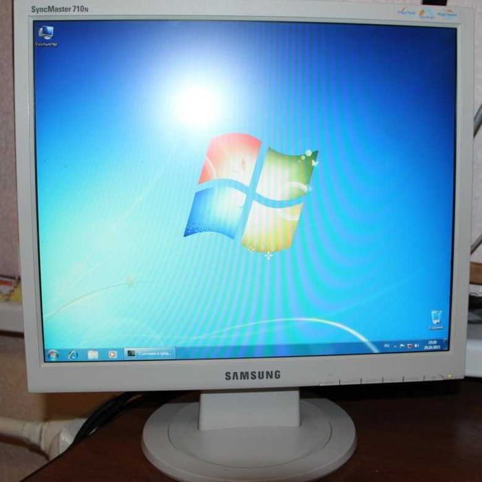 Monitor 710w 17 talik kvadratni dostavka VGA