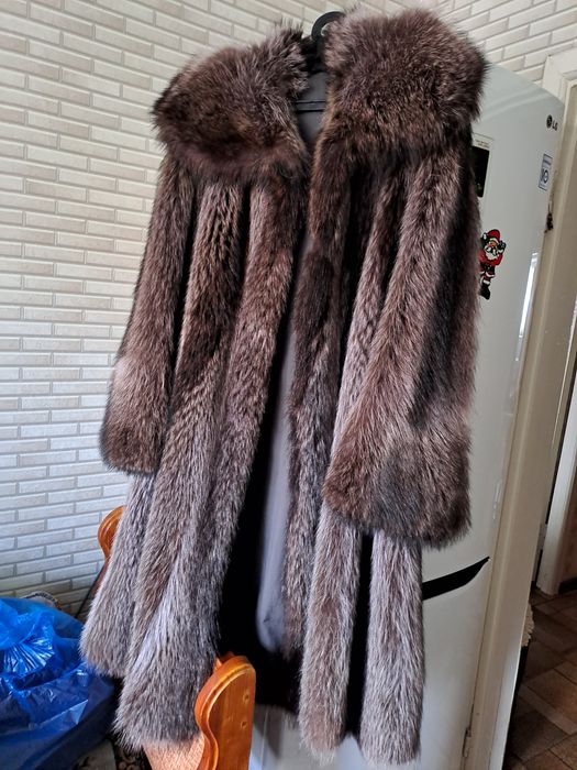 Срочно  продам  енотовую шубу