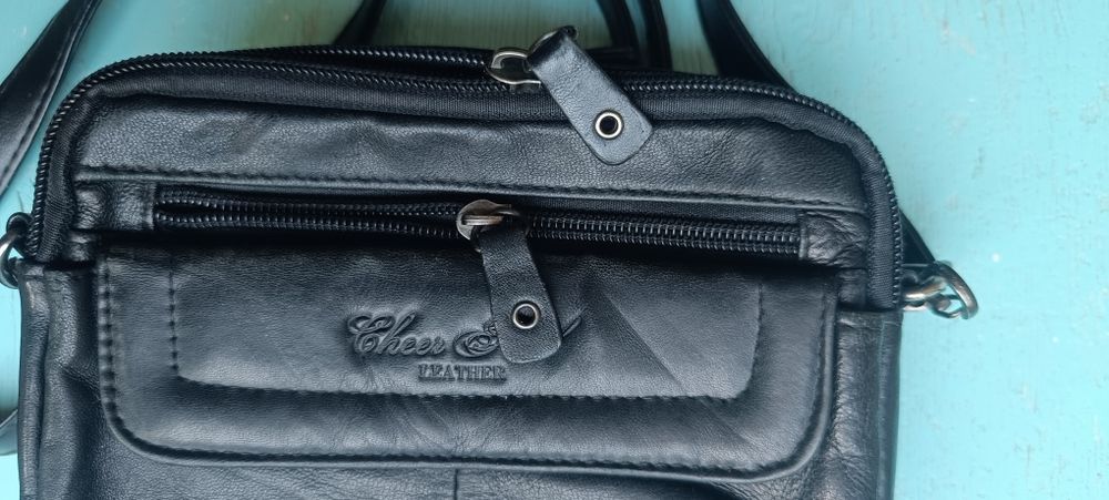 Срочно продам фирменный кашелек сумку из натурального кожа.