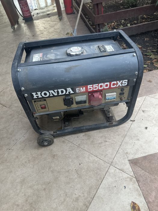 Vând generator original Honda EM 5500 CXS, 5.5 kVA, pe benzină.