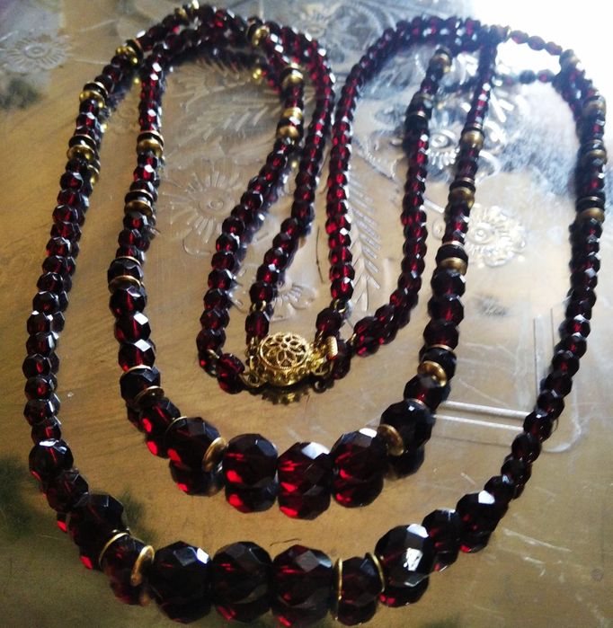Чешские гранатовые бусы