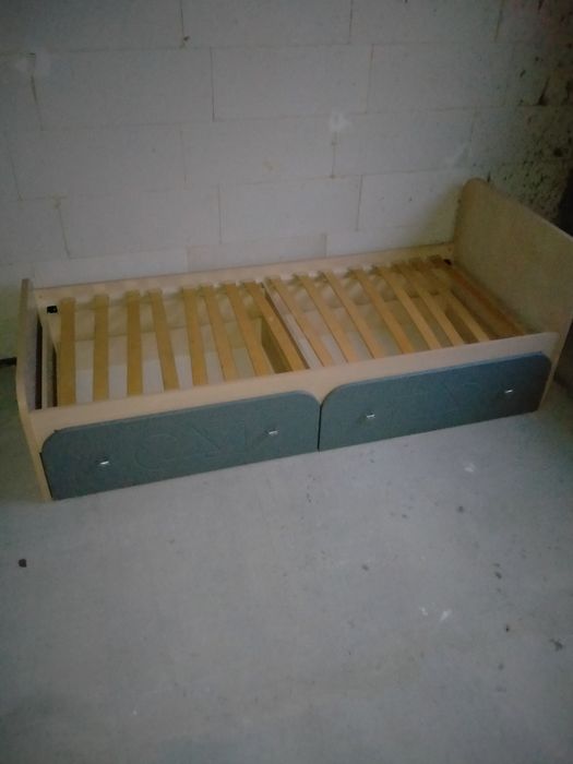 Кровать с полками