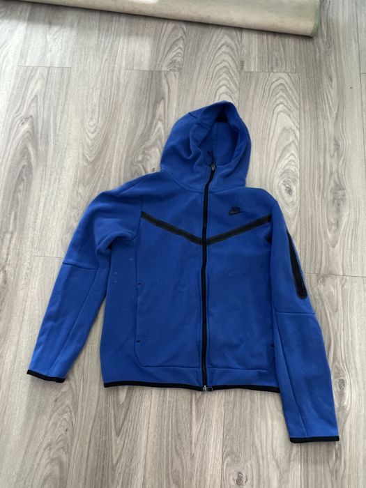 Продавам син Nike tech