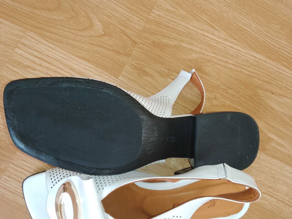 Дамски бели сандали на нисък ток