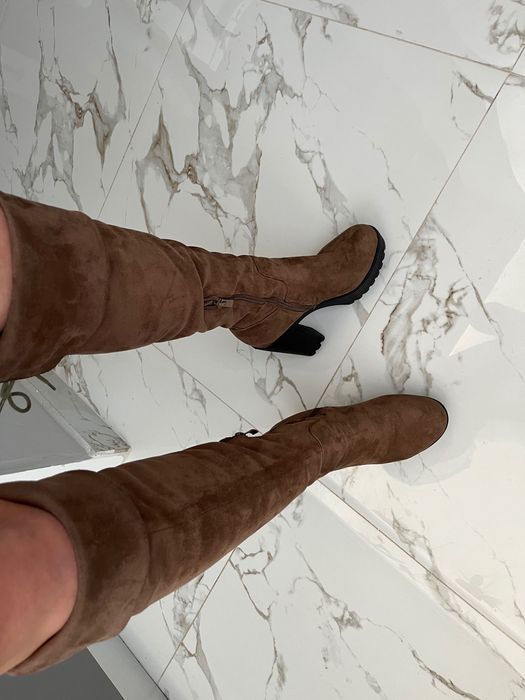 Vand cizme pana la genunchi