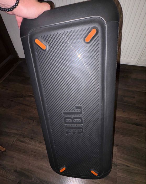 Vand 2 Boxe Jbl Party Box 200 folosite ocazional. Sunet puternic si foarte clar. Se inperecheaza intre ele si da un sunet sporit si puternic 240w buc