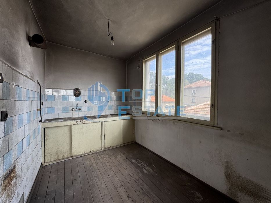 Етаж от къща със сутеренен етаж в град Павликени, област Велико Търно