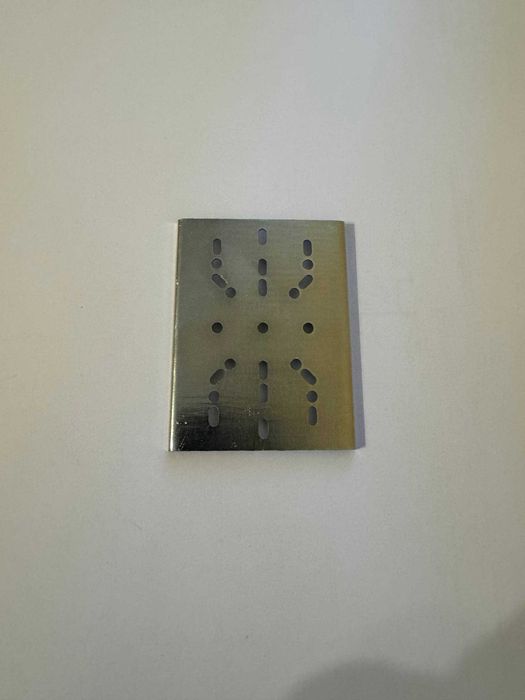 Фиксирующая пластина для монтажной шины