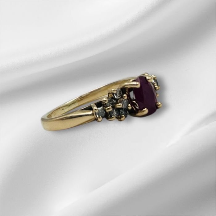 златен пръстен с рубин и диаманти!