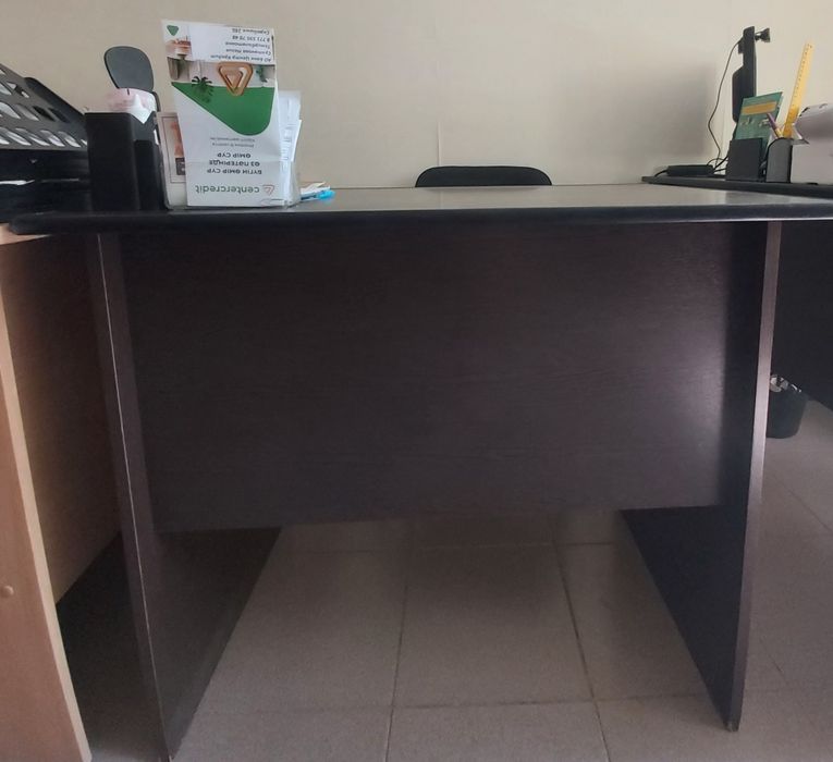 Продается стол коричневый