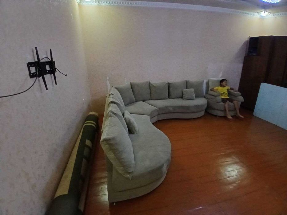 Мебель диван сотилади