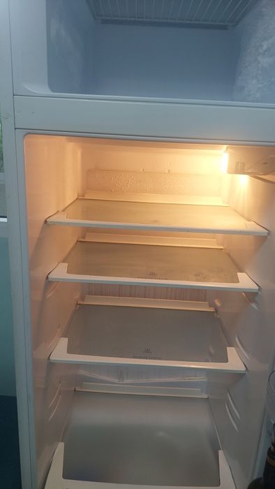 Продавам хладилник Indezit