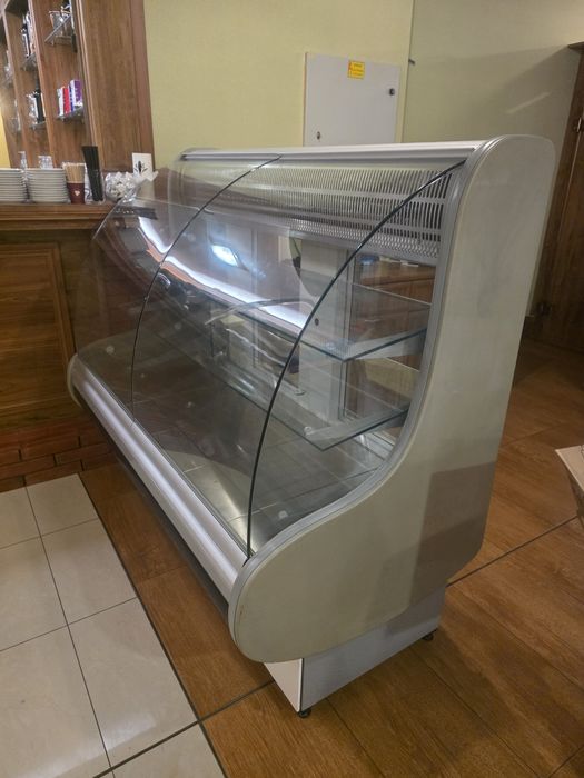 Сладкарска витрина