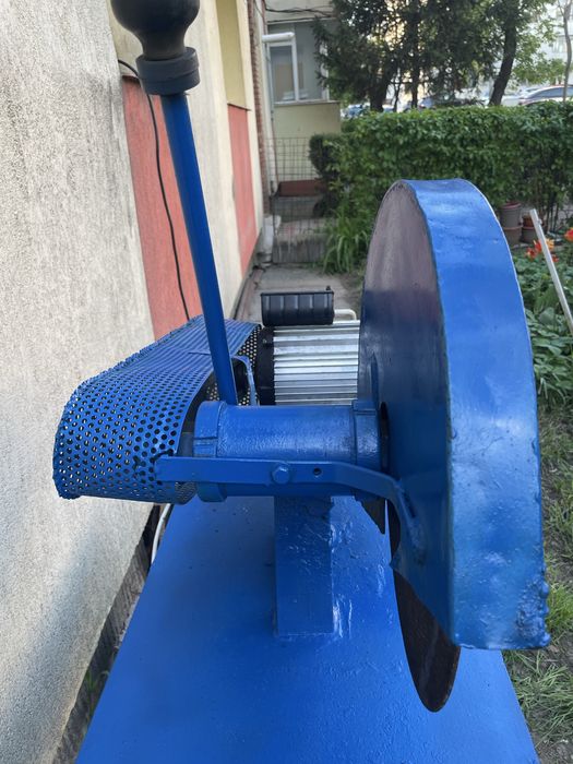 Fierăstrău circular electric (220 V)+ banc de lucru