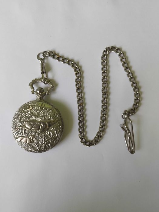 Карманные часы с цепочкой.