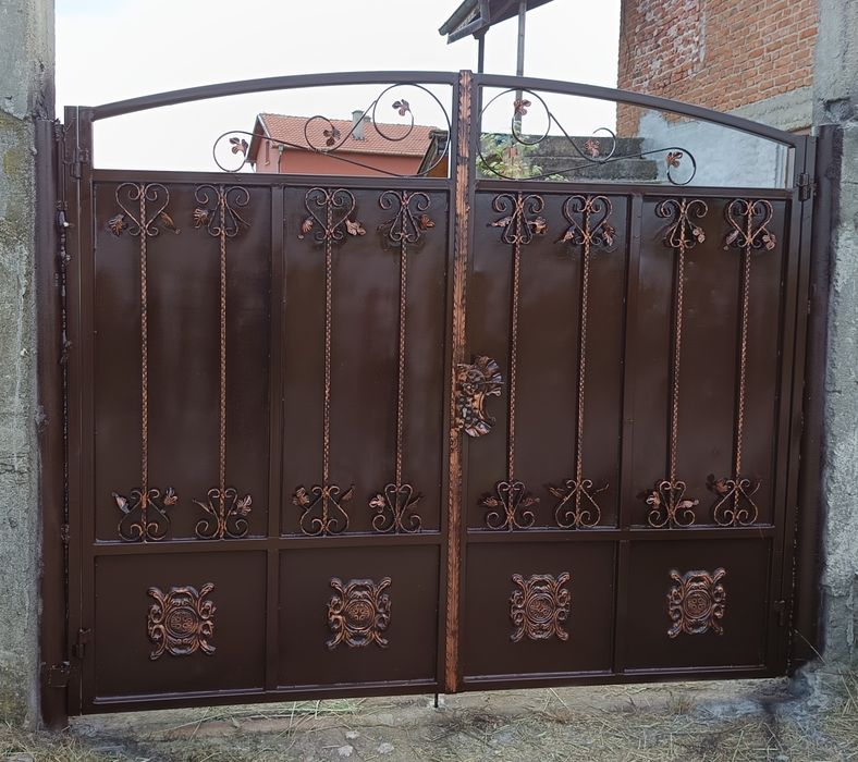 Предлагам изработка, боядисване и поддържане на метални врати, огради