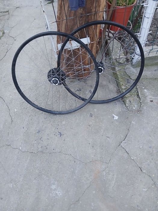 Vând bicicletă club stare foarte bună și două roți