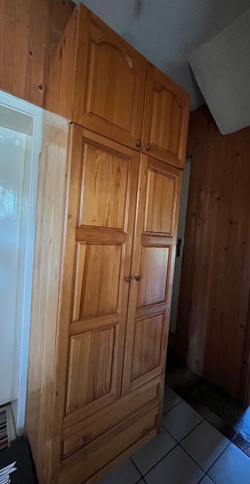 Двукрилен гардероб от масивно дърво