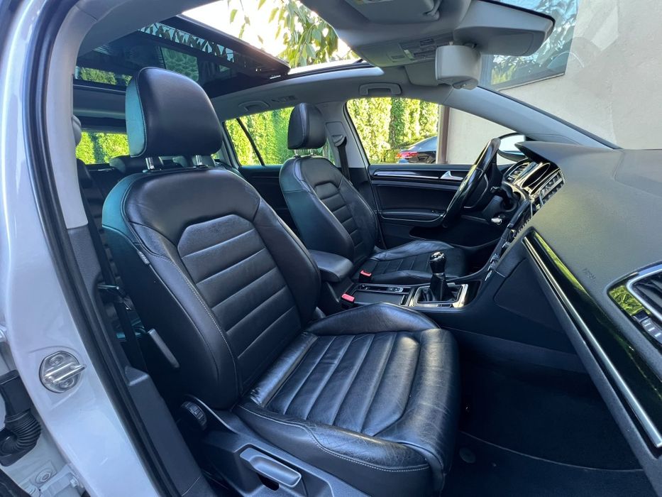 VW Golf 7 2.0 D Highline*Piele*Panoramic*
Bi-Xenon*Euro 6*Distronic*Lane assist