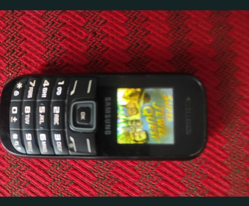 Telefon cu taste, mic, robust si foarte practic