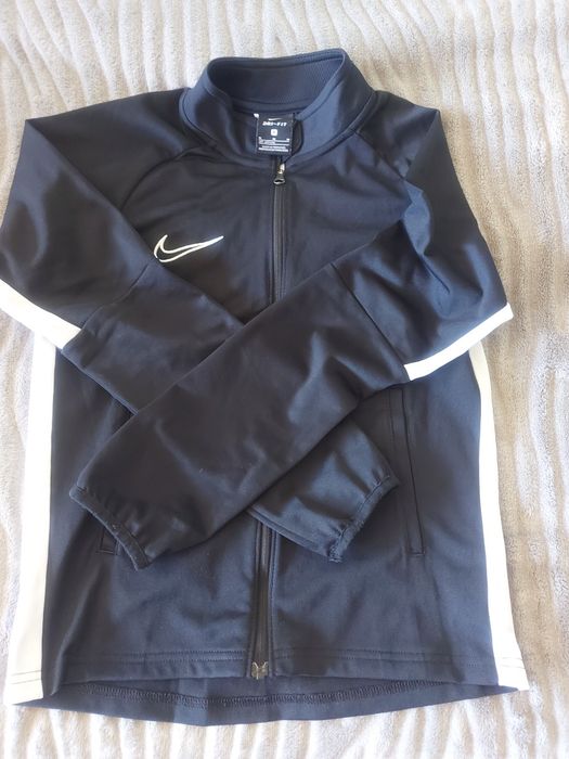 Продавам детски екип.