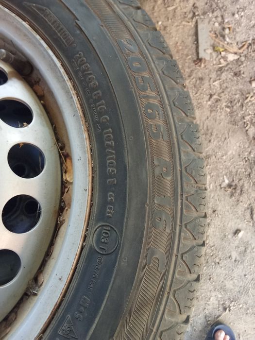 Două seturi de jante cu cauciuc si fără