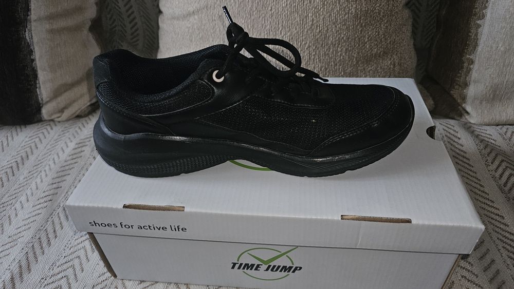 Кроссовки выгодно 38 размер,