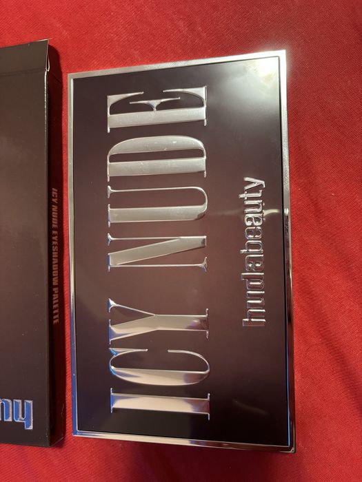 Палитра сенки за очи huda beauty ICY NUDE