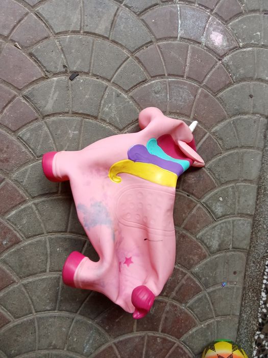 Jucărie unicorn de sărit pe ea