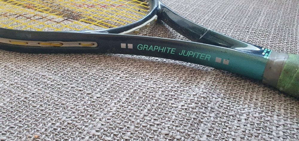 Три броя тенис ракети