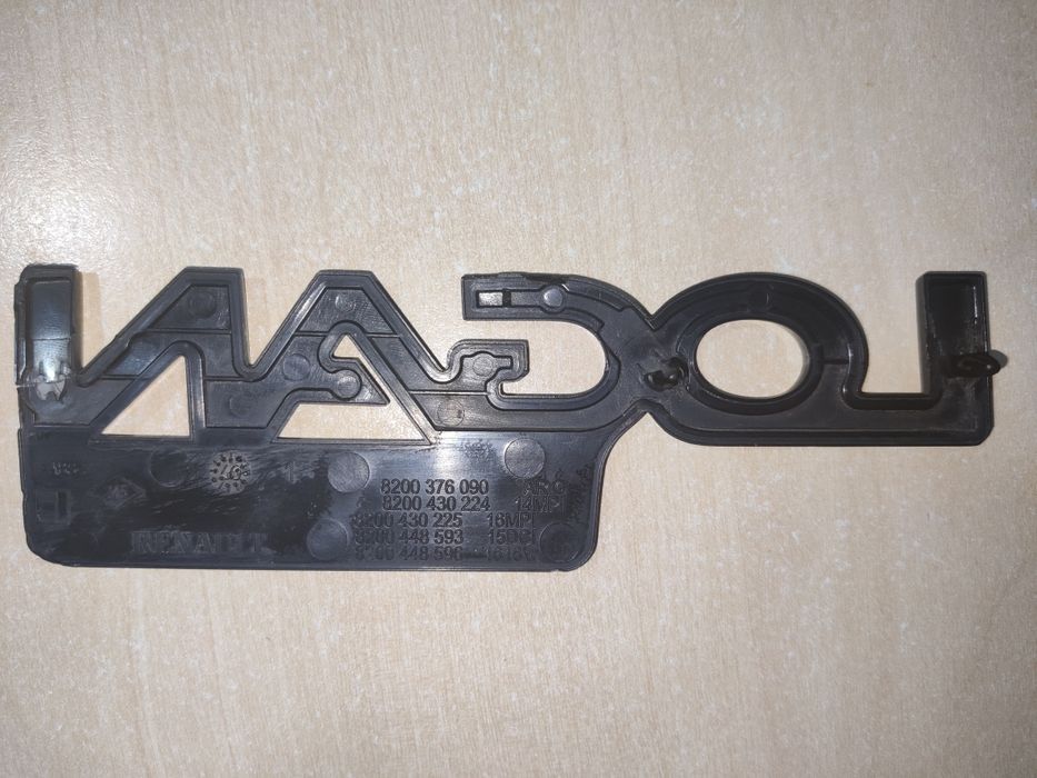 Emblemă Logan by Renault