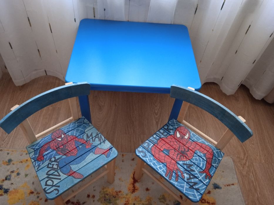 Рисувано дървено детско столче.Рисувана детска масичка.