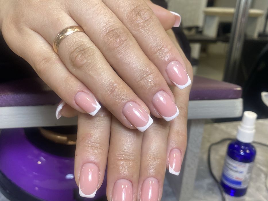 Наращивание ресниц и маникюр