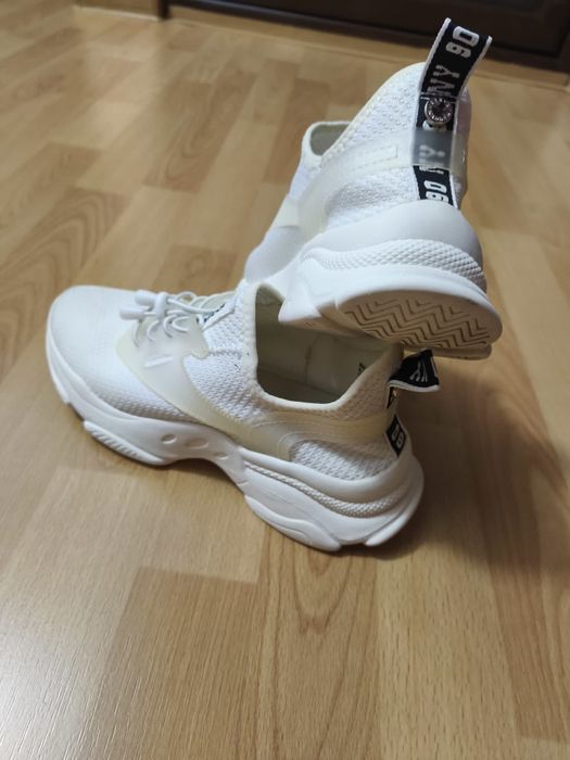 Vând adidași Steve Madden