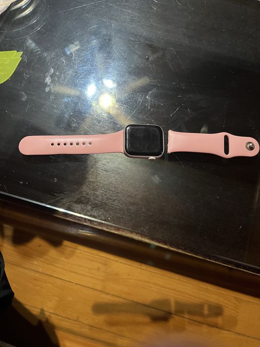 Продавам Apple watch SE