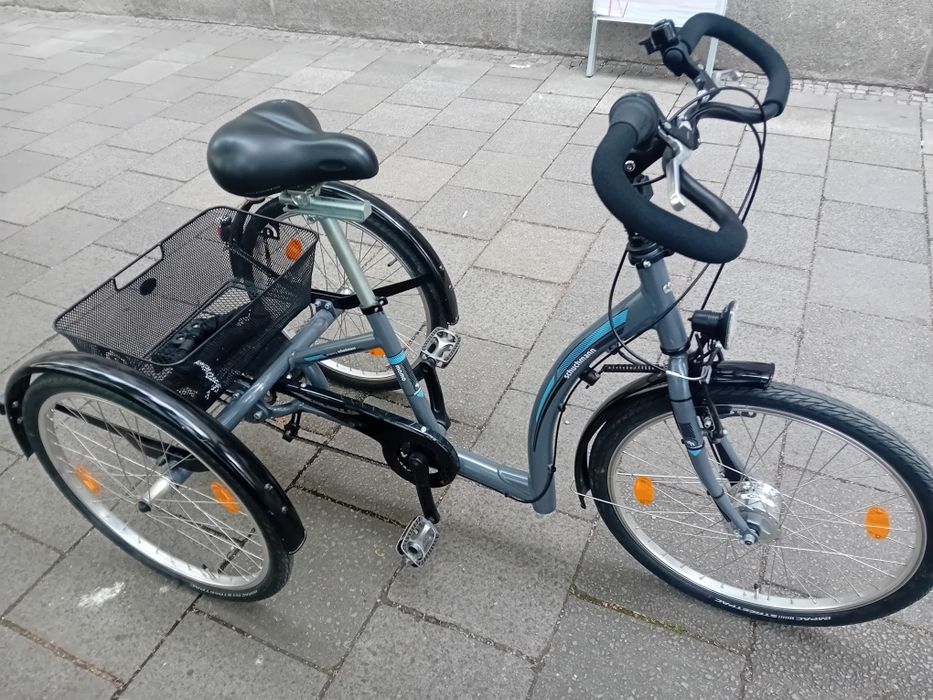 Vând  bicicleta  cu 3 rotii