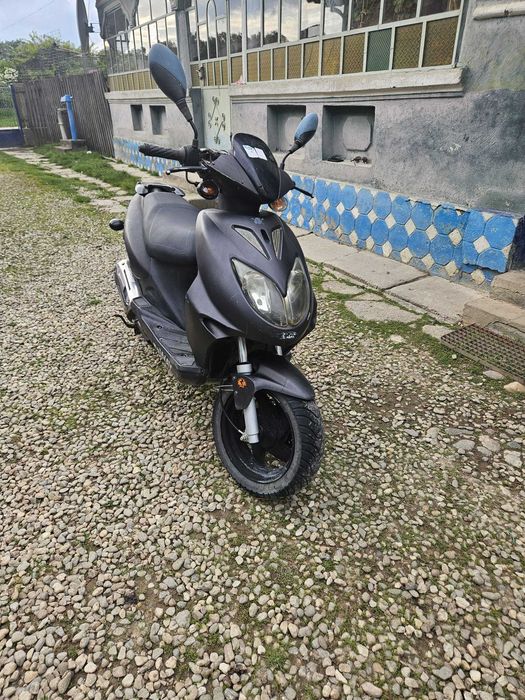 Scuter E-Way, model clasic 50 cc, an 2011, motor in 2 timpi, toba cromata