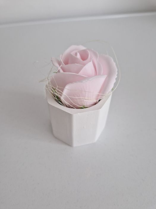 Кашпа с ароматна сапунена роза