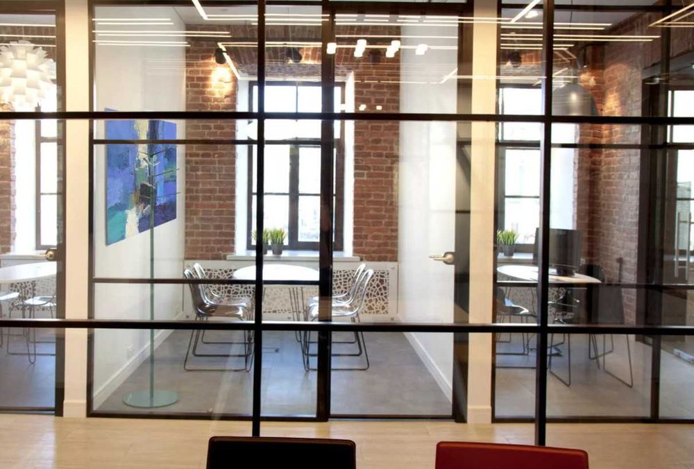 Shisha eshiklar va vitrajlarni o'rnatish va ta'mirlash xizmati.