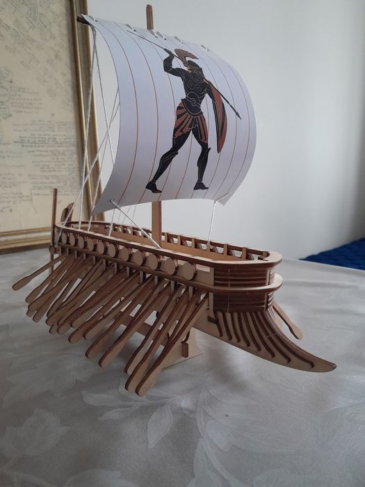 Деревянный парусник сувенир