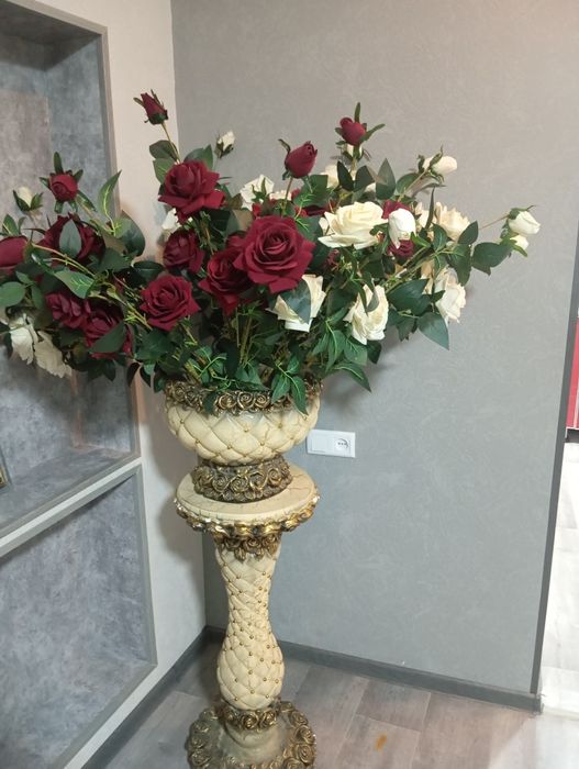 Розы искусственные вместе с вазами и подставкой 2 шт