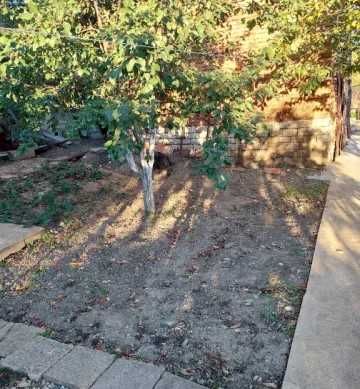 Продавам  двуетажна къща с двор в с. Горна Бешовица.