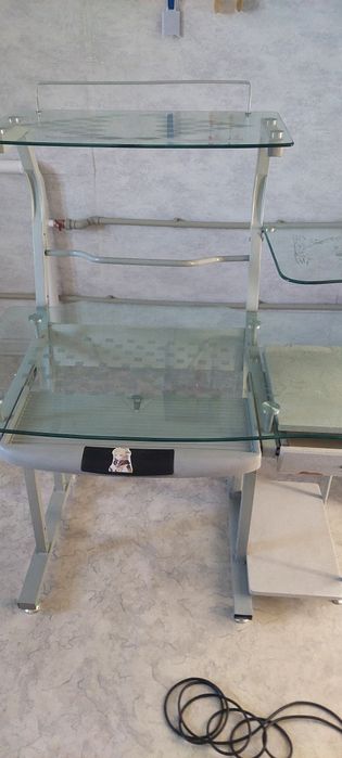 Стеклянный компьютерный столик