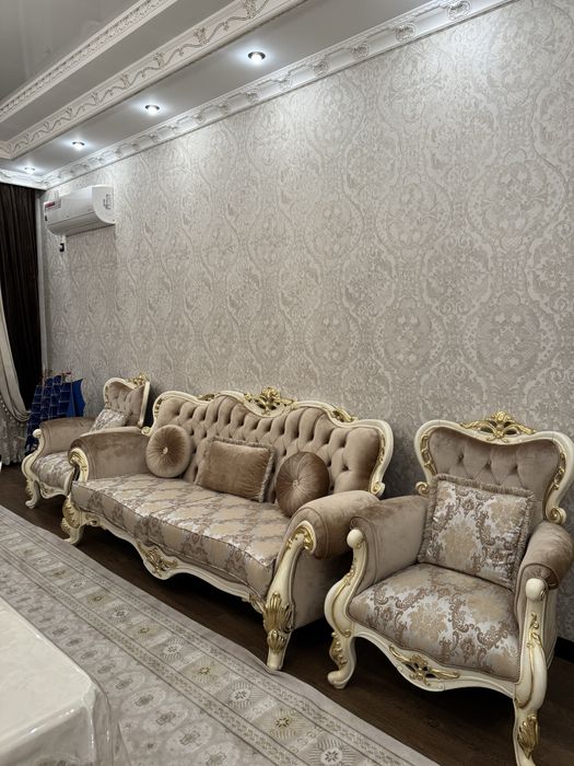 Продается диван с 2 креслами в классическом стиле