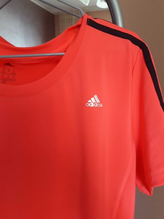 Дамси спортни блузи с къс ръкав