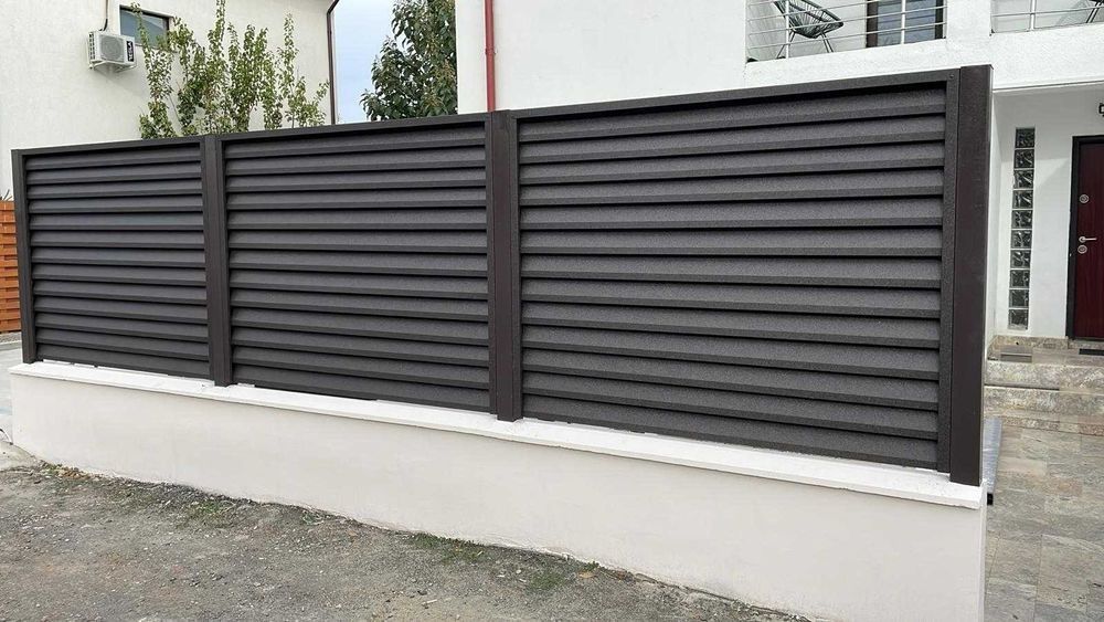 Construim la comanda dvs. garduri si porti din:
- panouri stil jaluzea