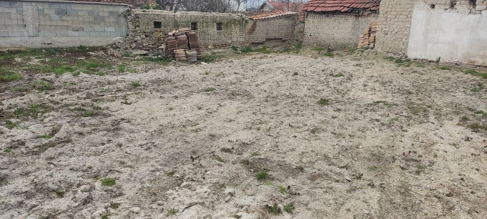 Парцел от 1180 кв.м. със стара къща и допълнителни постройки