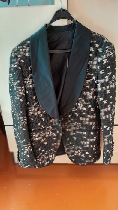 Продам костюмы,тройки