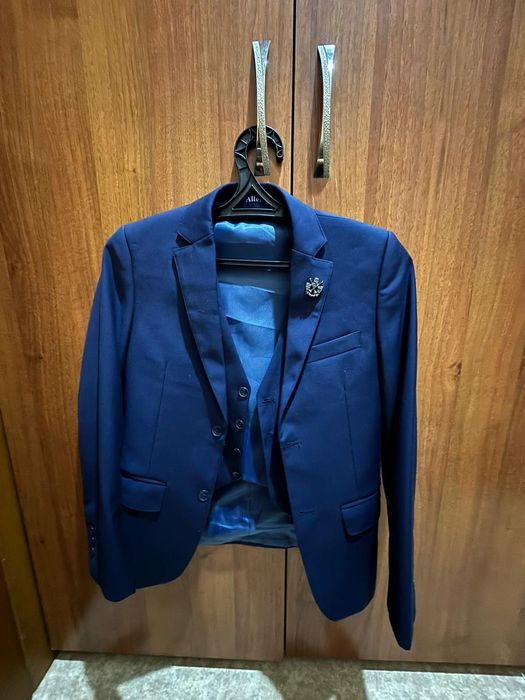 Продам Пиджак и жилет на мальчика